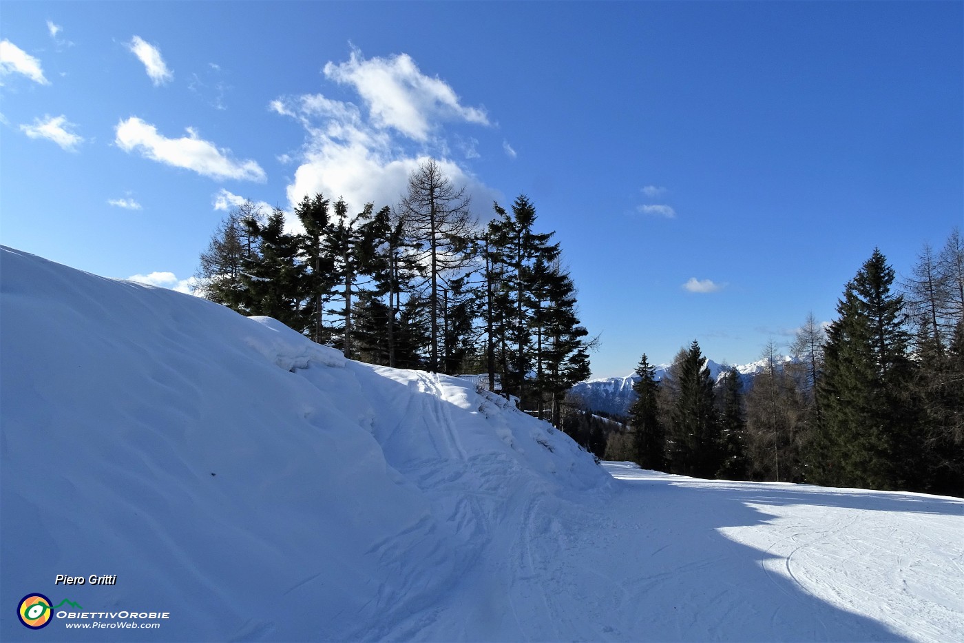 30 Salendo la pista panoramica...sguardo indietro .JPG